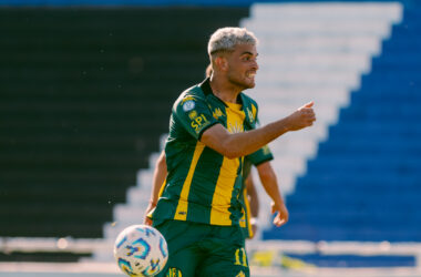 Elías Torres festeja su gol sobre el cierre del primer tiempo. Foto gentileza Club Aldosivi Oficial.