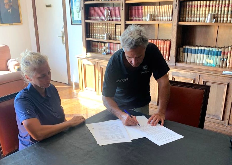 Tomás Nutter, presidente de Mar del Plata Club, firma ante la mirada de Marisol Berengeno, máxima referente dirigencial de Acantilados.